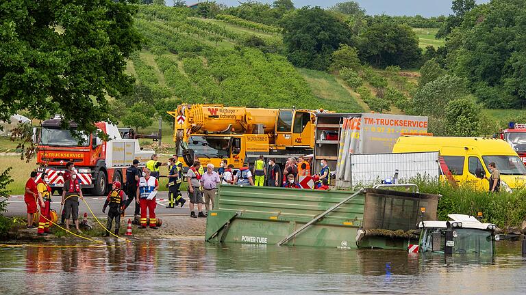 Am 12. Juni versank ein Traktor mit seinem Anhänger im Main. Bei dem Unfall entstand auch ein Schaden an der beteiligten Wipfelder Mainfähre, weshalb sie bis Ende Juli außer Betrieb war.
