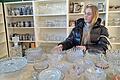 Sandra Gehr kommt mehrmals im Monat aus Markt Bibart, um im Second-Hand-Kaufhaus der Aplawia zu shoppen. Bei Geschirr und Mode findet sich immer etwas Besonderes.