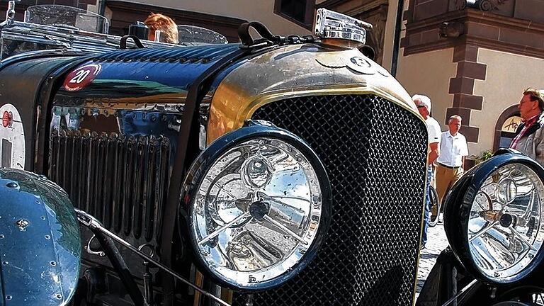 Historisch: altes Auto, altes Rathaus.