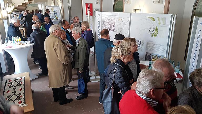 Die Besucher der Veranstaltung haben Informationen über das Sanierungsgebiet 'Unsere Altstadt II' erhalten.