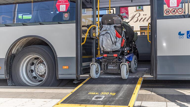 Timo Müller kommt mit der Buslinie 34 an der Haltestelle Reuterstraße im Würzburger Stadtteil Heidingsfeld an. Zum Aussteigen legt ihm der Busfahrer eine Rampe vor. Timo Müller kommt mit der Buslinie 34 an der Haltestelle Reuterstraße im Würzburger Stadtteil Heidingsfeld an. Zum Aussteigen legt ihm der Busfahrer eine Rampe vor.