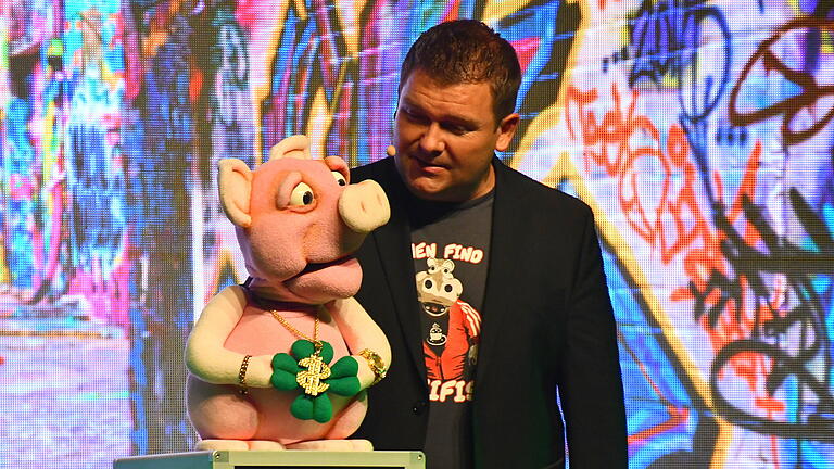 Gangsterrapper Pig-Nick, die Ordnungsamtdame 'Fant' sowie die Südpol-Gäste, die 'Pingines', hatte der Würzburger Puppenspieler mit im Gepäck. Gangsterrapper Pig-Nick, die Ordnungsamtdame 'Fant' sowie die Südpol-Gäste, die 'Pingines', hatte der Würzburger Puppenspieler mit im Gepäck.