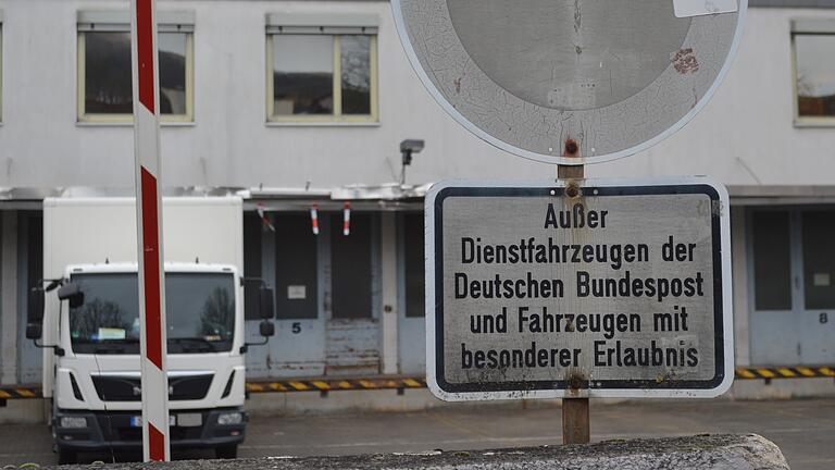 Weniger Briefe, viel mehr Pakete und Päckchen: Das alte Post-Logistikzentrum in Bad Kissingen ist inzwischen viel zu klein geworden. Weniger Briefe, viel mehr Pakete und Päckchen: Das alte Post-Logistikzentrum in Bad Kissingen ist inzwischen viel zu klein geworden.