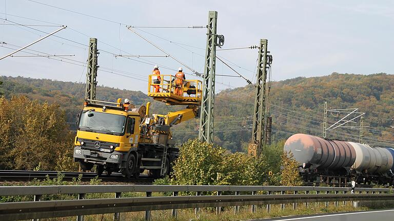 Arbeiten an der Oberleitung der Strecke zwischen Karlstadt und Gemünden. Arbeiten an der Oberleitung der Strecke zwischen Karlstadt und Gemünden.