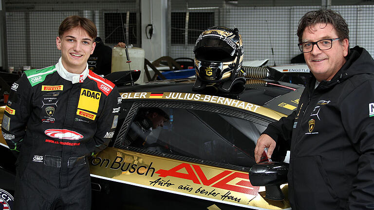 Jannik Julius-Bernhart: Lamborghini als Dienstwagen - In Rüdiger Julius-Bernhart (rechts) hat Jannik nicht nur einen hoch geschätzten väterlichen Freund zur Seite, sondern zugleich einen profunden Berater, steten Förderer und wichtigen Mittelsmann im Netzwerk des großen Motorsports. Jannik Julius-Bernhart: Lamborghini als Dienstwagen - In Rüdiger Julius-Bernhart (rechts) hat Jannik nicht nur einen hoch geschätzten väterlichen Freund zur Seite, sondern zugleich einen profunden Berater, steten Förderer und wichtigen Mittelsmann im Netzwerk des großen Motorsports.