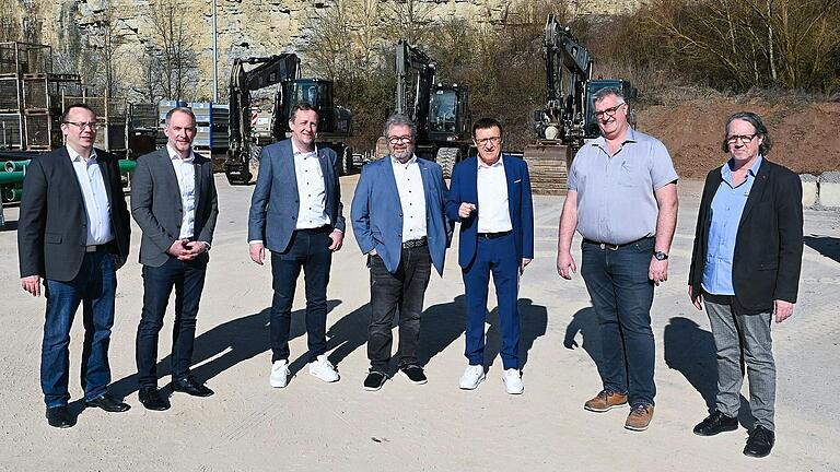 Andreas Kolban, Timo Szabo, Ralf Schnörr, Ralf Rothenburger, Wolfgang Reinhart, Christian Reinhardt und Christian Baumann (von links) beim Rundgang auf dem Firmengelände von Brandel Bau in Tauberbischofsheim. Andreas Kolban, Timo Szabo, Ralf Schnörr, Ralf Rothenburger, Wolfgang Reinhart, Christian Reinhardt und Christian Baumann (von links) beim Rundgang auf dem Firmengelände von Brandel Bau in Tauberbischofsheim.