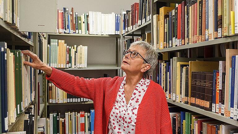 Vier Stunden pro Tag übersetzt, lernt und liest Maria Kauczok im Schnitt für die Uni – oft gemeinsam mit jüngeren Kommilitoninnen in der Bibliothek. Vier Stunden pro Tag übersetzt, lernt und liest Maria Kauczok im Schnitt für die Uni – oft gemeinsam mit jüngeren Kommilitoninnen in der Bibliothek.