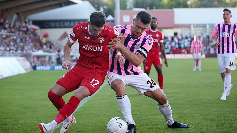 Eine enge Angelegenheit: Kickers-Akteur Ivan Franjic im Zweikampf mit Aubstadts Ben Müller. Eine enge Angelegenheit: Kickers-Akteur Ivan Franjic im Zweikampf mit Aubstadts Ben Müller.