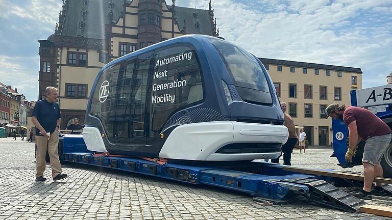 Vor zwei Jahren stellte die Firma ZF ihren People Mover auf dem Marktplatz in Schweinfurt vor. Im Winter 2023 allerdings verabschiedete man sich von der Produktion solcher Shuttle. Vor zwei Jahren stellte die Firma ZF ihren People Mover auf dem Marktplatz in Schweinfurt vor. Im Winter 2023 allerdings verabschiedete man sich von der Produktion solcher Shuttle.
