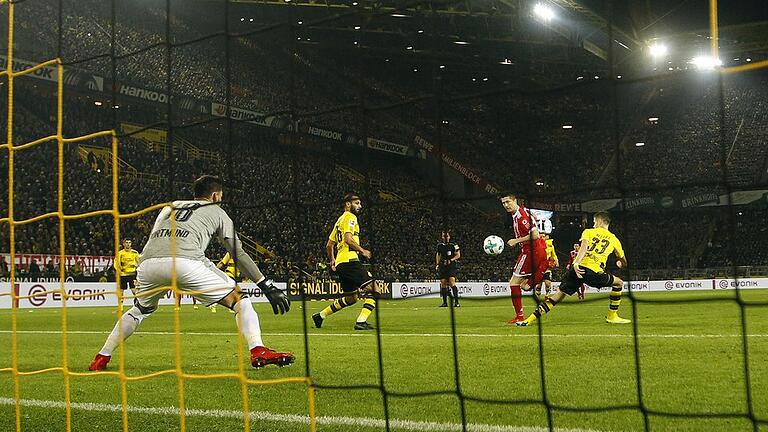 Borussia Dortmund - Bayern München       -  Robert Lewandowski (2.v.r.) erzielt das 2:0 gegen Dortmund. Foto: Ina Fassbender