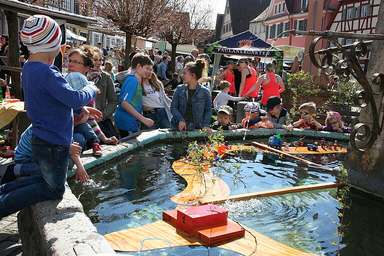 Die Kinder hatten Spaß Badeentenrennen im Marktbrunnen. Die Kinder hatten Spaß Badeentenrennen im Marktbrunnen.