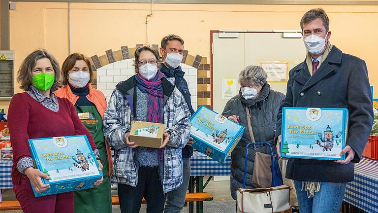 Ausgabe der 'Liebe im Karton'-Pakete in der Verteilhalle in der Zellerau (von links): Kerstin Celina (Schirmherrin), Brigitte Märtirer (Würzburger Tafel), Frau Nemmel (Paketempfängerin), Tobias Winkler (Initiator von 'Liebe im Karton'), Frau Rakowsky (Paketempfängerin) und OB Christian Schuchardt. Ausgabe der 'Liebe im Karton'-Pakete in der Verteilhalle in der Zellerau (von links): Kerstin Celina (Schirmherrin), Brigitte Märtirer (Würzburger Tafel), Frau Nemmel (Paketempfängerin), Tobias Winkler (Initiator von 'Liebe im Karton'), Frau Rakowsky (Paketempfängerin) und OB Christian Schuchardt.