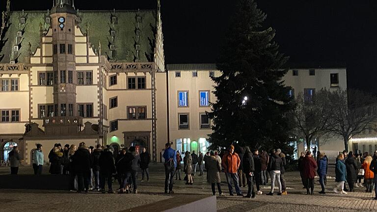 Protestierende gegen die Coronamaßnahmen haben sich am Montag auf dem Marktplatz versammelt, um anschließend durch die Innenstadt zu ziehen. In der Hadergasse stoppte die Polizei den Aufzug. Protestierende gegen die Coronamaßnahmen haben sich am Montag auf dem Marktplatz versammelt, um anschließend durch die Innenstadt zu ziehen. In der Hadergasse stoppte die Polizei den Aufzug.