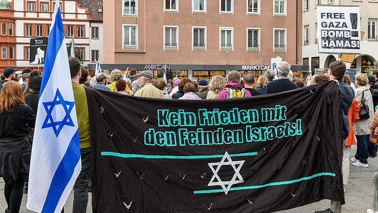 Seit Samstagmorgen wird Israel aus dem Gazastreifen massiv angegriffen. Tausende Raketen sind von den Terroristen der Hamas auf Israel gefeuert worden. Aus diesem Grund rief
die Deutsch-Israelische Gesellschaft zu einer Solidaritätskundgebung am unteren Markt in Würzburg auf. Seit Samstagmorgen wird Israel aus dem Gazastreifen massiv angegriffen. Tausende Raketen sind von den Terroristen der Hamas auf Israel gefeuert worden. Aus diesem Grund rief
die Deutsch-Israelische Gesellschaft zu einer Solidaritätskundgebung am unteren Markt in Würzburg auf.