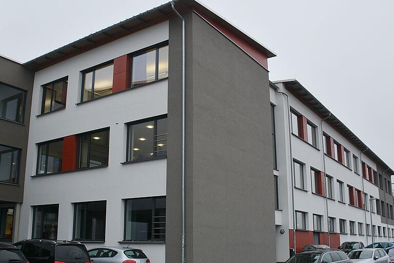 Die kreiseigenen Schulen im Landkreis Rhön-Grabfeld, wie hier das Rhöngymnasium Bad Neustadt, rutschen in diesem Haushaltsjahr enorm in die Minuszahlen. Die kreiseigenen Schulen im Landkreis Rhön-Grabfeld, wie hier das Rhöngymnasium Bad Neustadt, rutschen in diesem Haushaltsjahr enorm in die Minuszahlen.