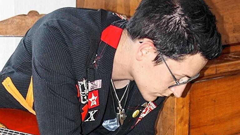 Zweimal sind die Saiten an der Gitarre von Jan Pascal gerissen. Zweimal sind die Saiten an der Gitarre von Jan Pascal gerissen.
