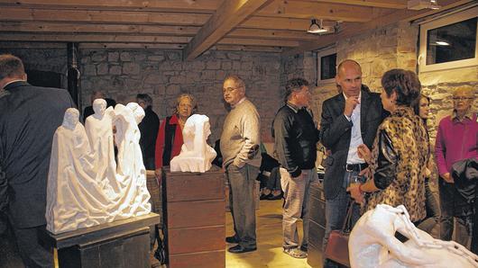 Kunst soll zum Dialog anregen: Intensiv setzten sich die Gäste mit den Werken von Manfred Reinhart auseinander. Kunst soll zum Dialog anregen: Intensiv setzten sich die Gäste mit den Werken von Manfred Reinhart auseinander.