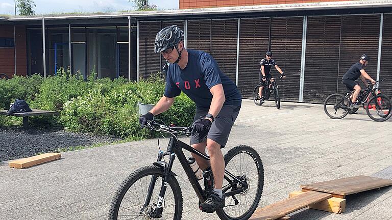 Bei der Fortbildung zur Übungsleiter-Verlängerung der Bayerischen Sportjugend (BSJ) war von den Teilnehmern volle Konzentration beim Überqueren der Hindernisse gefordert.