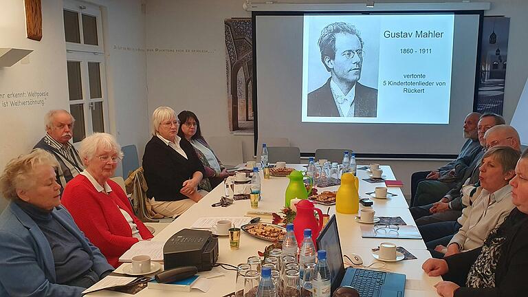 Jutta Meierott und Christa Kebschull mit Zuhörer im Poetikum Oberlauringen. Jutta Meierott und Christa Kebschull mit Zuhörer im Poetikum Oberlauringen.