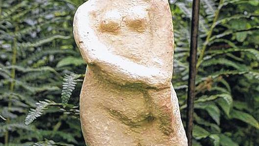 Kunst im Grünen: Barbara Ehrmann runde Frauen entstehen im Nebengebäude.