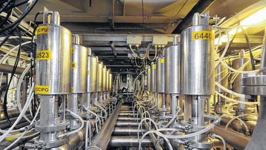 Scheinbares Chaos: In einem wohl geordneten Durcheinander von Rohren und Leitungen werden die Milch und verschiedene Reinigungsmittel zu den Fermentern gepumpt. Scheinbares Chaos: In einem wohl geordneten Durcheinander von Rohren und Leitungen werden die Milch und verschiedene Reinigungsmittel zu den Fermentern gepumpt.