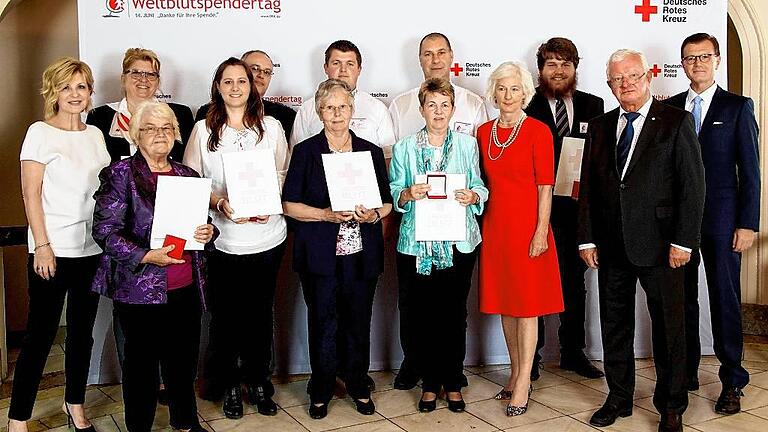 Besonders engagierte Blutspenderin aus Volkach in Berlin geehrt       -  Im Bild (hinten von links): Rotkreuzbotschafterin Carmen Nebel, Jutta Erhard, Marko Windisch, Daniel Muschik, Gerhard Weigl, Benedikt Vogel, Georg Götz (Geschäftsführung Blutspendedienst Bayern) sowie (vorne, von links): Waltraud Wachter, Tanja Mengele, Brigitte Göll, Hildegard Beer, DRK-Vizepräsidentin Donata Freifrau Schenck zu Schweinsberg und DRK-Präsident Rudolf Seiters.