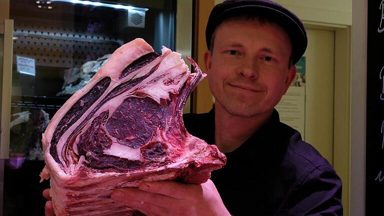 Reife Leistung: Metzgermeister Andreas Ortlepp aus Ostheim ist einer der ersten Fleisch-Sommeliers der Republik. In seinem Trocken-Kühlschrank reifen edle Rinderstücke wie Porterhousesteaks wochenlang zu kulinarischen Leckerbissen. Auch in Grillkursen gibt er sein Wissen weiter. Reife Leistung: Metzgermeister Andreas Ortlepp aus Ostheim ist einer der ersten Fleisch-Sommeliers der Republik. In seinem Trocken-Kühlschrank reifen edle Rinderstücke wie Porterhousesteaks wochenlang zu kulinarischen Leckerbissen. Auch in Grillkursen gibt er sein Wissen weiter.
