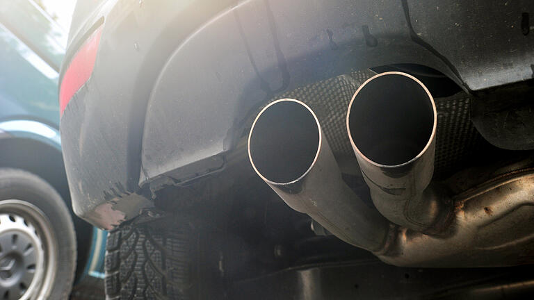 354.000 Euro für bessere Luft in Würzburg       -  Auspuffrohre eines Diesel-Autos (Symbolfoto).