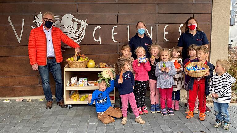 Stolz überreichen die Kinder der Johanniter-Kindertagesstätte Vogelnest die gesammelten Lebensmittel. Stolz überreichen die Kinder der Johanniter-Kindertagesstätte Vogelnest die gesammelten Lebensmittel.