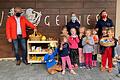 Stolz überreichen die Kinder der Johanniter-Kindertagesstätte Vogelnest die gesammelten Lebensmittel.