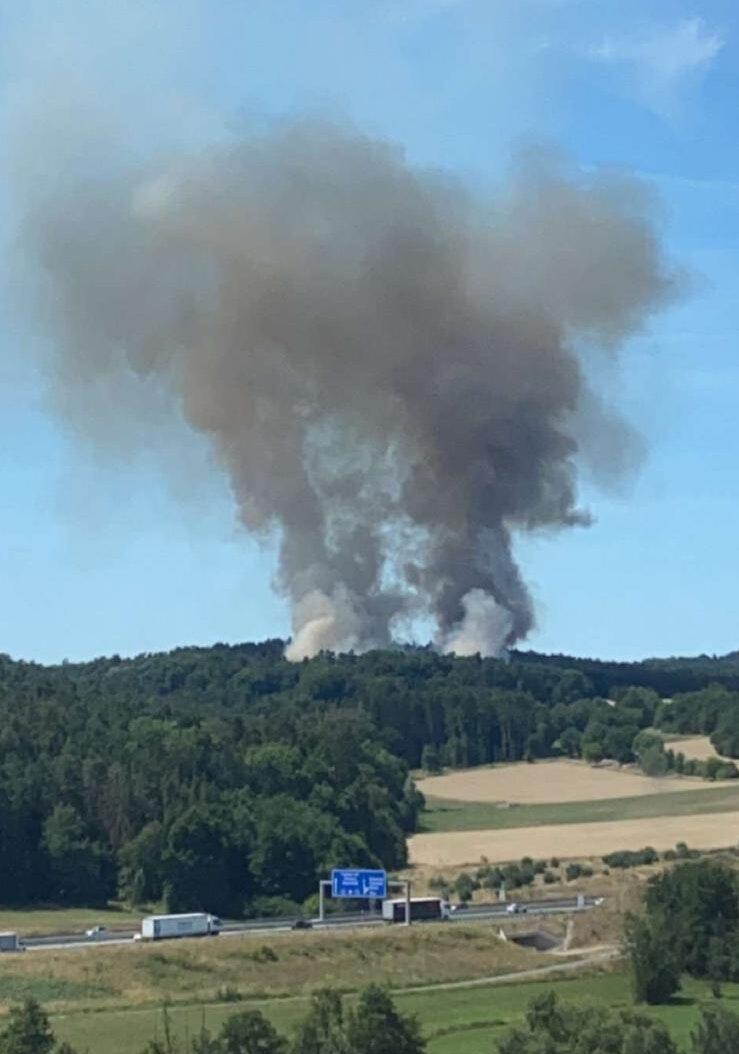 Der Ackerbrand bei Geiselwind war am Montag weithin, bin an die A3, sichtbar. Der Ackerbrand bei Geiselwind war am Montag weithin, bin an die A3, sichtbar.