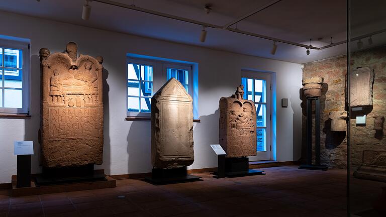 Blick ins Obernburger Römermuseum mit den Grabsteinen römischer Bürgerinnen und Bürger.