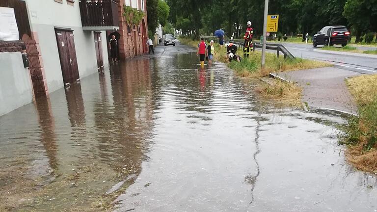 Starkregen am Donnerstagabend überflutete den Mainkai parallel zur Staatsstraße in Lengfurt. Starkregen am Donnerstagabend überflutete den Mainkai parallel zur Staatsstraße in Lengfurt.