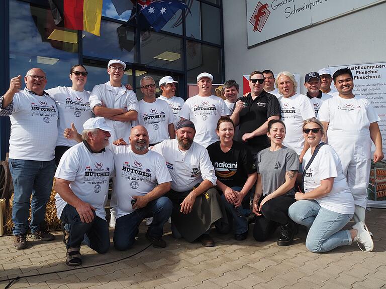 Treffen der fränkisch-australischen Metzgerelite: Vor dem Barbecue gab es ein internationales Gruppenfoto.