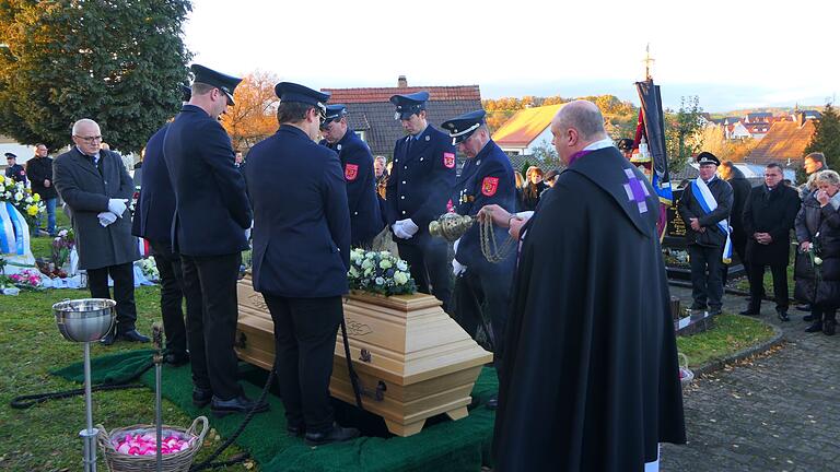 Auch die Beisetzung auf dem Friedhof wurde von den Feuerwehrkameraden unterstützt. Auch die Beisetzung auf dem Friedhof wurde von den Feuerwehrkameraden unterstützt.