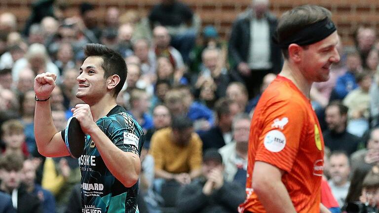 Martin Allegro (links) vom TSV Bad Königshofen jubelt zaghaft nach seinem Sieg über Timo Boll von Borussia Düsseldorf. Die Düsseldorfer gewannen trotz dieser Niederlage das in Würzburg ausgetragene Bundesliga-Spitzenspiel gegen Bad Königshofen mit 3:1. Martin Allegro (links) vom TSV Bad Königshofen jubelt zaghaft nach seinem Sieg über Timo Boll von Borussia Düsseldorf. Die Düsseldorfer gewannen trotz dieser Niederlage das in Würzburg ausgetragene Bundesliga-Spitzenspiel gegen Bad Königshofen mit 3:1.