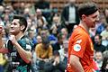 Martin Allegro (links) vom TSV Bad Königshofen jubelt zaghaft nach seinem Sieg über Timo Boll von Borussia Düsseldorf. Die Düsseldorfer gewannen trotz dieser Niederlage das in Würzburg ausgetragene Bundesliga-Spitzenspiel gegen Bad Königshofen mit 3:1.