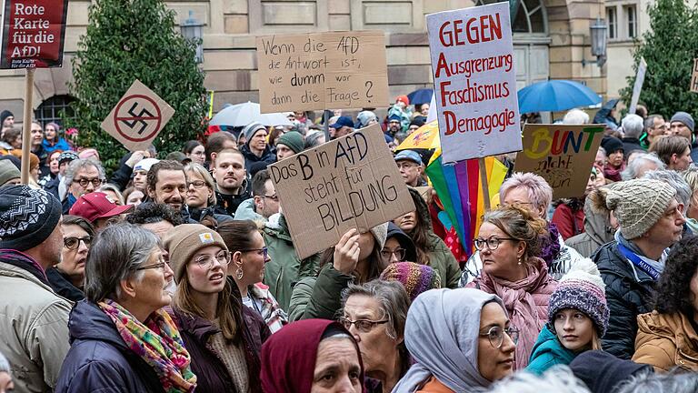 1500 Menschen gingen in Bad Kissingen für die Demokratie auf die Straße. 1500 Menschen gingen in Bad Kissingen für die Demokratie auf die Straße.
