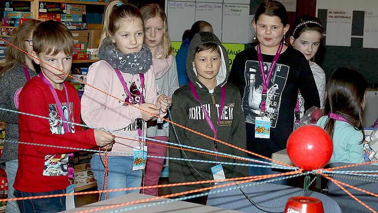 &bdquo;Ansetzen zur Landung&ldquo;. Konzentriert sind die jungen Teilnehmer der Zeiler Grundschulklasse 3b beim Gruppentransport.