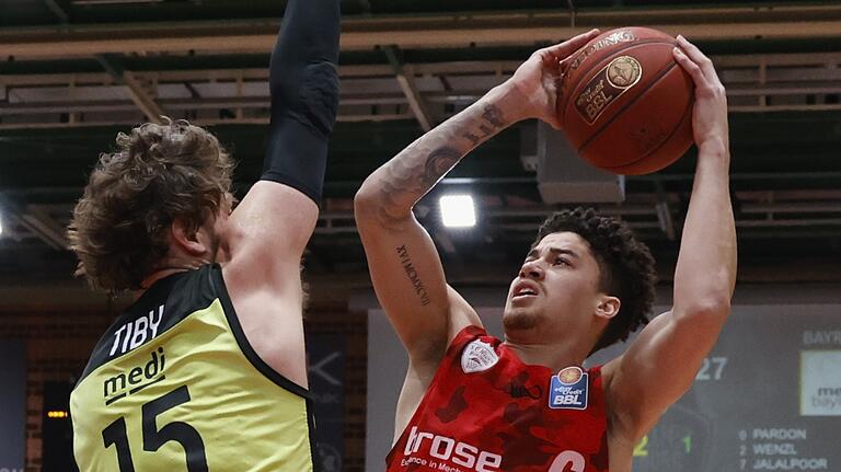 Joshua Obiesie (rechts) gelang mit 16 Punkten ein persönlicher Bundesligarekord. Joshua Obiesie (rechts) gelang mit 16 Punkten ein persönlicher Bundesligarekord.