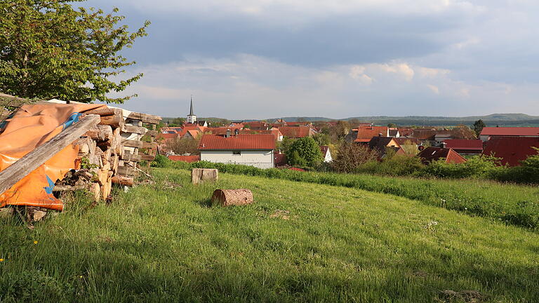 Über dem ehemaligen Gips-Bergwerk der Firma Müller in Hellmitzheim soll ein Baugebiet entstehen, doch der Untertagebau steht der Ausweisung am Adelsberg im Weg (Bild vom Mai diesen Jahres).