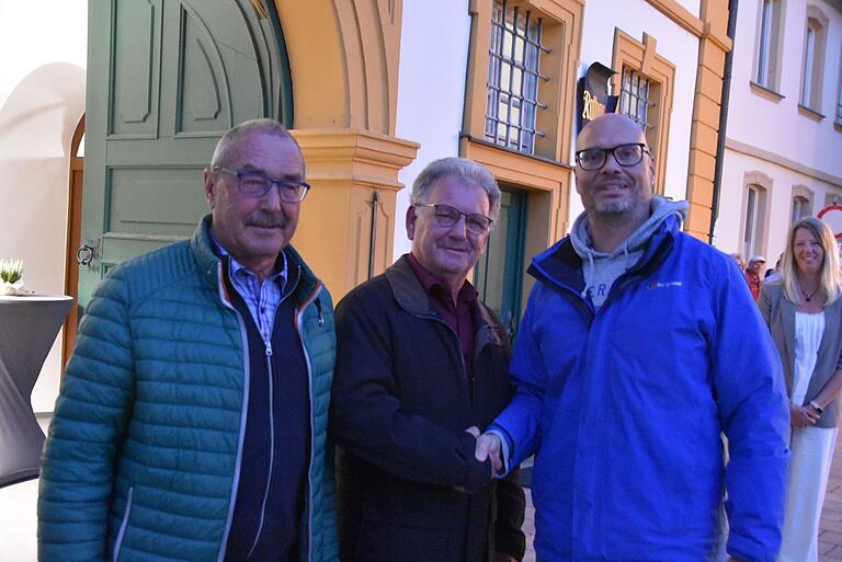 Der neue Röttinger Bürgermeister Steffen Romstöck (rechts) wird von den beiden stellvertretenden Bürgermeistern Erich Mittnacht (links) und Josef Geßner (Mitte) zu seinem äußerst überraschenden Ergebnis gratuliert. Der neue Röttinger Bürgermeister Steffen Romstöck (rechts) wird von den beiden stellvertretenden Bürgermeistern Erich Mittnacht (links) und Josef Geßner (Mitte) zu seinem äußerst überraschenden Ergebnis gratuliert.
