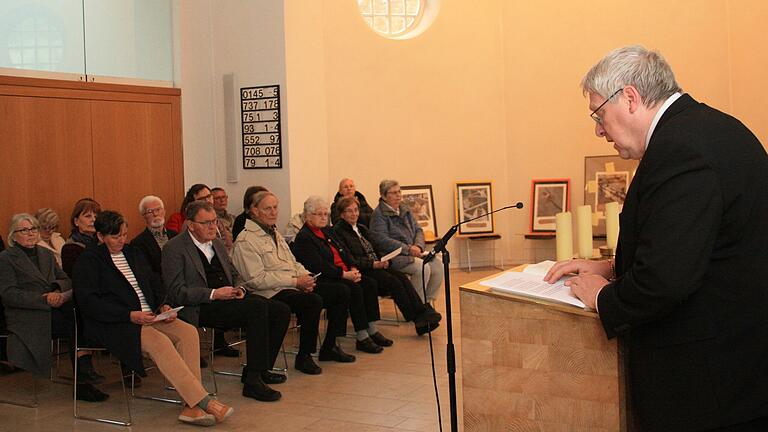 Pfarrer Reiner Apel las zur Sterbestunde Jesu in der evangelischen Erlöserkirche aus den Moabiter Sonetten von Albrecht Haushofer vor. Pfarrer Reiner Apel las zur Sterbestunde Jesu in der evangelischen Erlöserkirche aus den Moabiter Sonetten von Albrecht Haushofer vor.