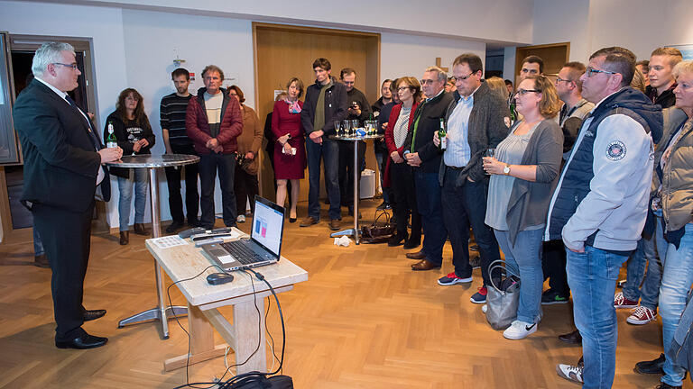 Anand Anders       -  Willi Warmuth bleibt
Bürgermeister in Dittelbrunn. Am Sonntag holte er in der Stichwahl 58,0 Prozent der Stimmen. Sein Herausforderer Werner Duske (SPD/SBD) erreichte 42,0 Prozent. Die Wahlbeteiligung lag bei 66,8 Prozent. Frenetisch feierten ihn seine Anhänger nach der Bekanntgabe des Ergebnisses im Rathaus mit „Willi, Willi“-Rufen.