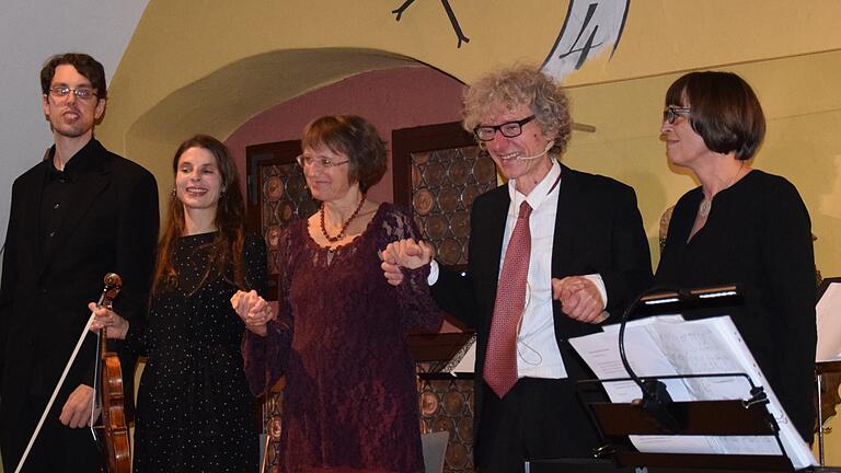 Die Uhrenstube im Historischen Rathaus Karlstadt erwies sich als idealer Ort für die Interpretation von Märchen und Geschichten, umrahmt von jiddischer Musik. Die Akteure des Abends waren (im Bild von links) Martin Hussong, Maria Hussong, Märchenerzählerin Karola Graf, Georg und Daniela Schirmer.