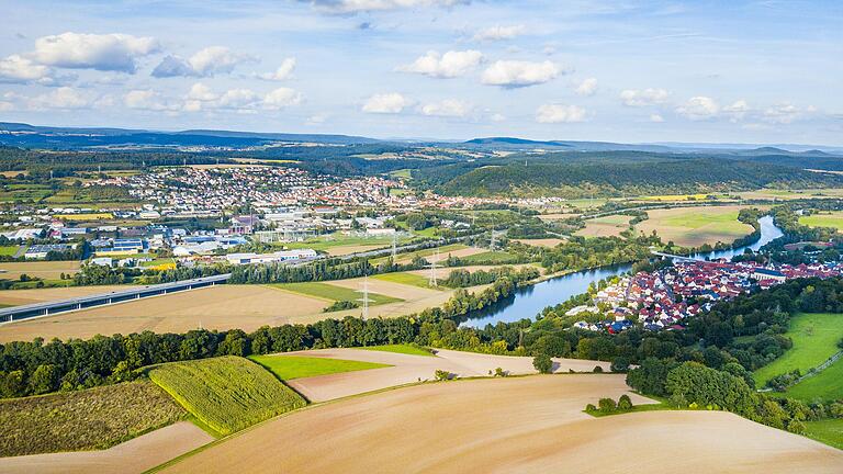So nah und doch so fern? Die Nachbarkommunen Eltmann (rechts) und Ebelsbach verbindet nicht nur eine Brücke. Während das Industriegebiet zu Eltmann gehört, zählt das Gewerbegebiet mit zahlreichen Einkaufsmöglichkeiten zu Ebelsbach. Beide Areale - Industriegebiet Eltmann und Gewerbegebiet Ebelsbach - liegen aber auf der Ebelsbacher Mainseite. So nah und doch so fern? Die Nachbarkommunen Eltmann (rechts) und Ebelsbach verbindet nicht nur eine Brücke. Während das Industriegebiet zu Eltmann gehört, zählt das Gewerbegebiet mit zahlreichen Einkaufsmöglichkeiten zu Ebelsbach. Beide Areale - Industriegebiet Eltmann und Gewerbegebiet Ebelsbach - liegen aber auf der Ebelsbacher Mainseite.