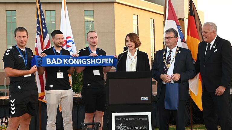 Einen Schal mit der Aufschrift Bad Königshofen überreichten Jugendliche des TSV Bad Königshofen an Arlingtons Bürgermeister Jim Ross.