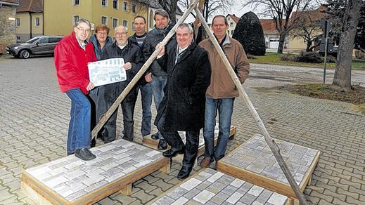 Engagiertes Team: Der Vorstand der Dorferneuerung Hopferstadt mit (von links) Thomas Hellmuth, Erika Sambeth, Josef Grieb, Biogas-Betreiber Richard Düchs, Ingbert Häußlein, Bürgermeister Rainer Friedrich und Andreas Metzger vom Vorstand der Nahwärmegenossenschaft auf dem Hopferstadter Dorfplatz, der in diesem Jahr im Rahmen der Dorferneuerung neu gestaltet werden soll.