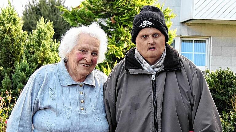 Ausgezeichnet: Die 85-jährige Olga Guerra mit ihrem behinderten Sohn. Foto: Gudrun Klopf