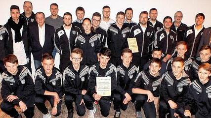 Mit dem Titelgewinn der U 15 (vorne) sowie 2. Plätzen der 1. und 3. Mannschaft stellte der FC Sand im rückliegenden Jahr drei Fußballmannschaften, die den Aufstieg schafften. Ganz besonders freute das den ehemaligen Landesligakicker Bernhard Ruß (rechts). Mit dem Titelgewinn der U 15 (vorne) sowie 2. Plätzen der 1. und 3. Mannschaft stellte der FC Sand im rückliegenden Jahr drei Fußballmannschaften, die den Aufstieg schafften. Ganz besonders freute das den ehemaligen Landesligakicker Bernhard Ruß (rechts).